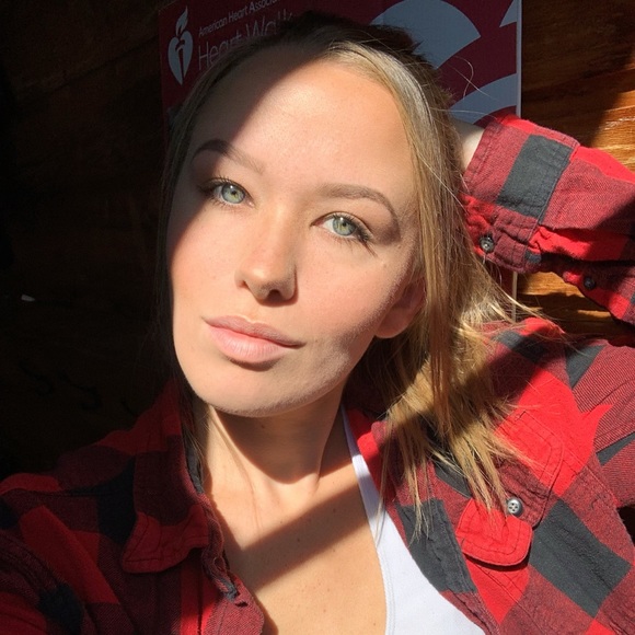 Meet your Posher, Hannah - Picture 1 of 4